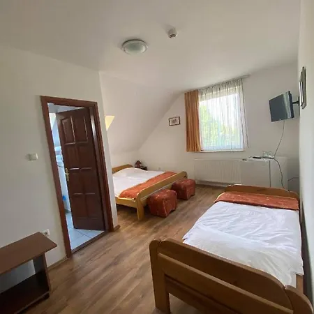 住宿加早餐酒店 Naphaz Panzio 3*